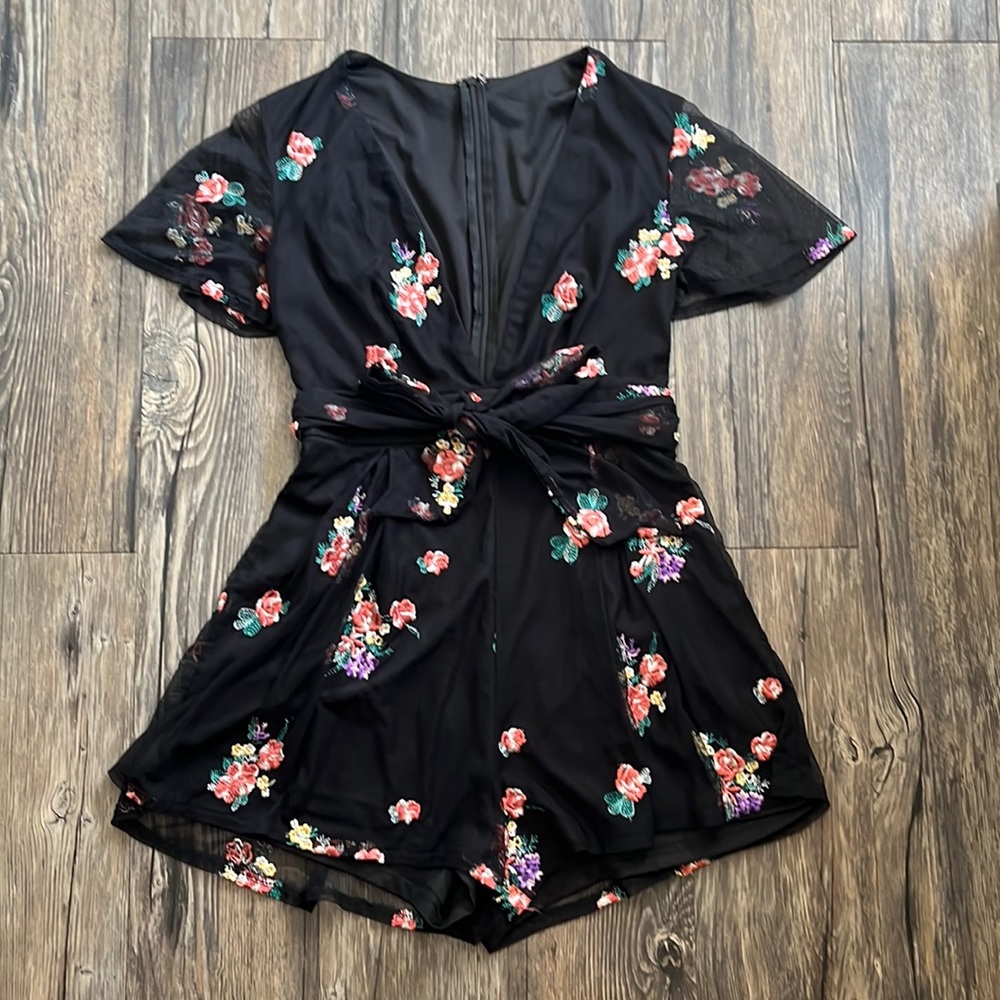 Lulu’s Picking Wildflowers Black Floral Embroidered Romper Size Small